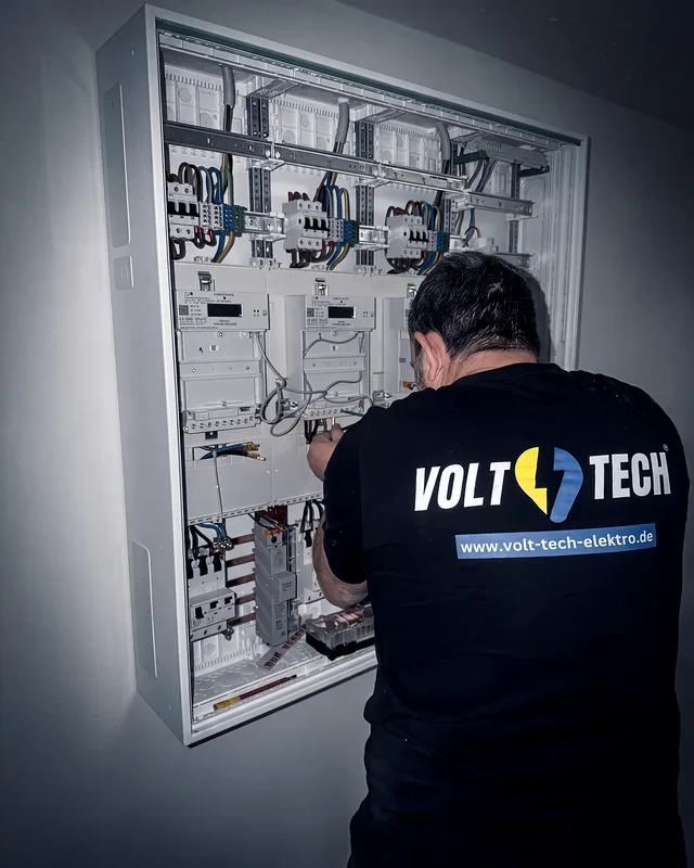 Neuer Verteiler im Wohnhaus, Volt Tech Monteur verdrahtet die FI/LS-Reihe